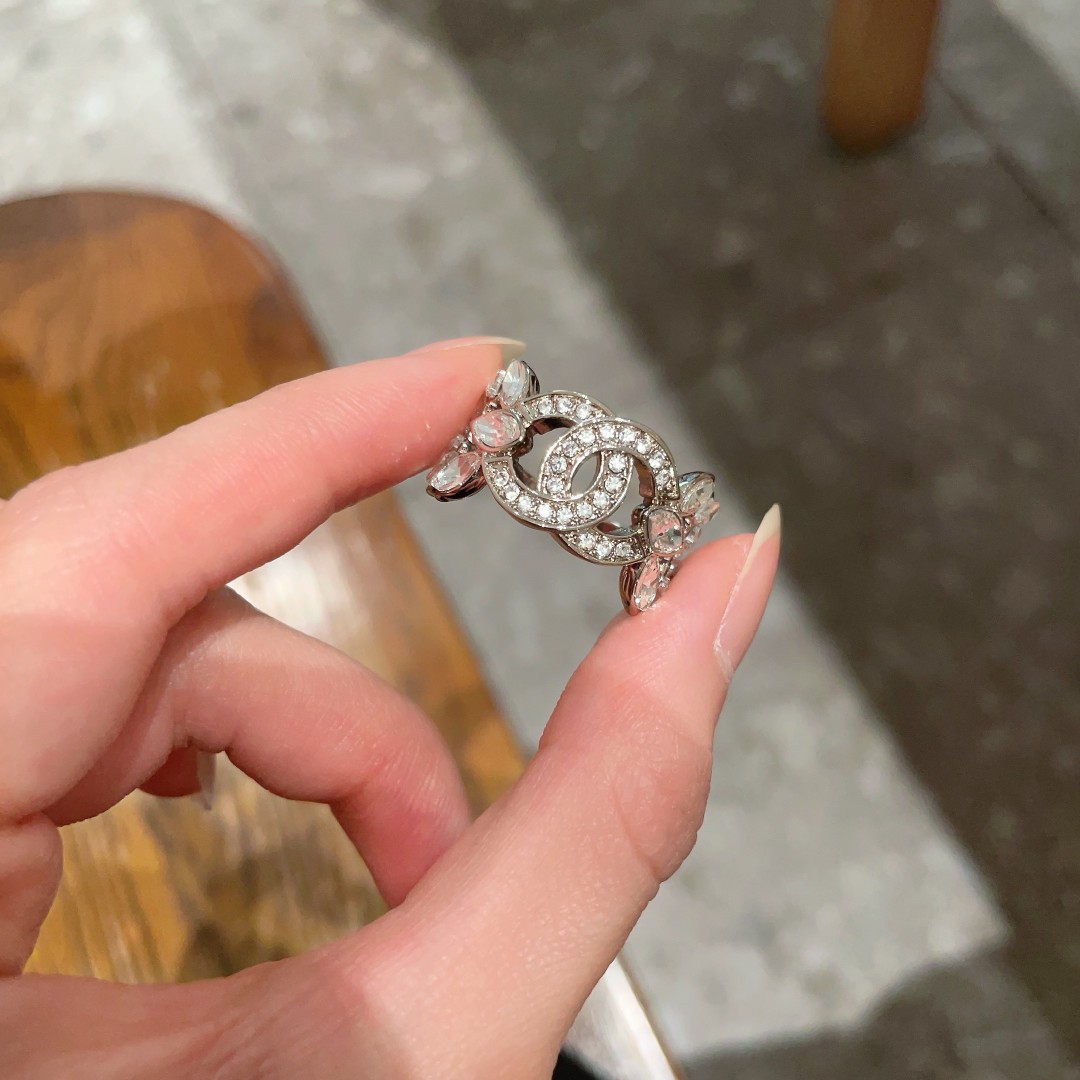 Chanel double C shaped ring is exquisite and versatile