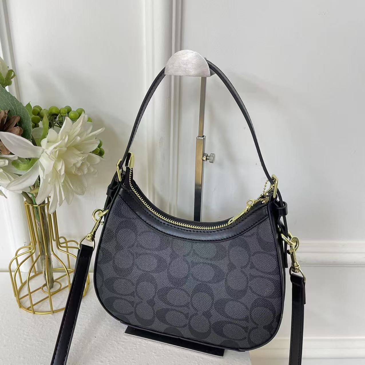 Coach women's shoulder bag armpit bag