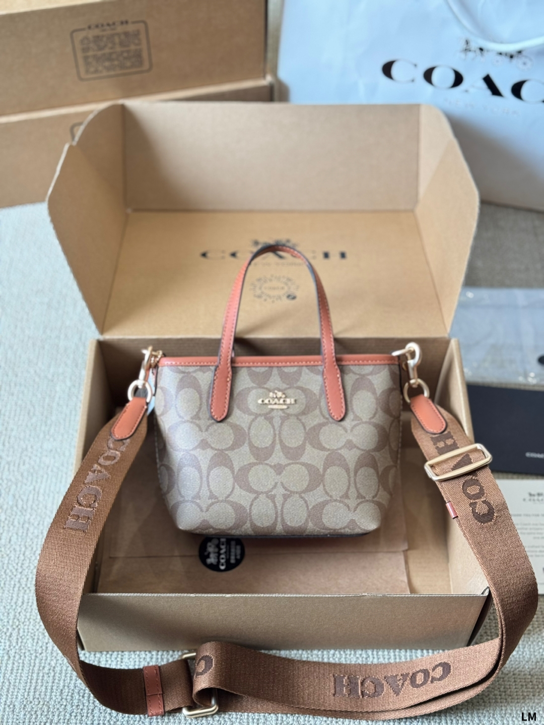 Coach's new small tote bag City series mini size