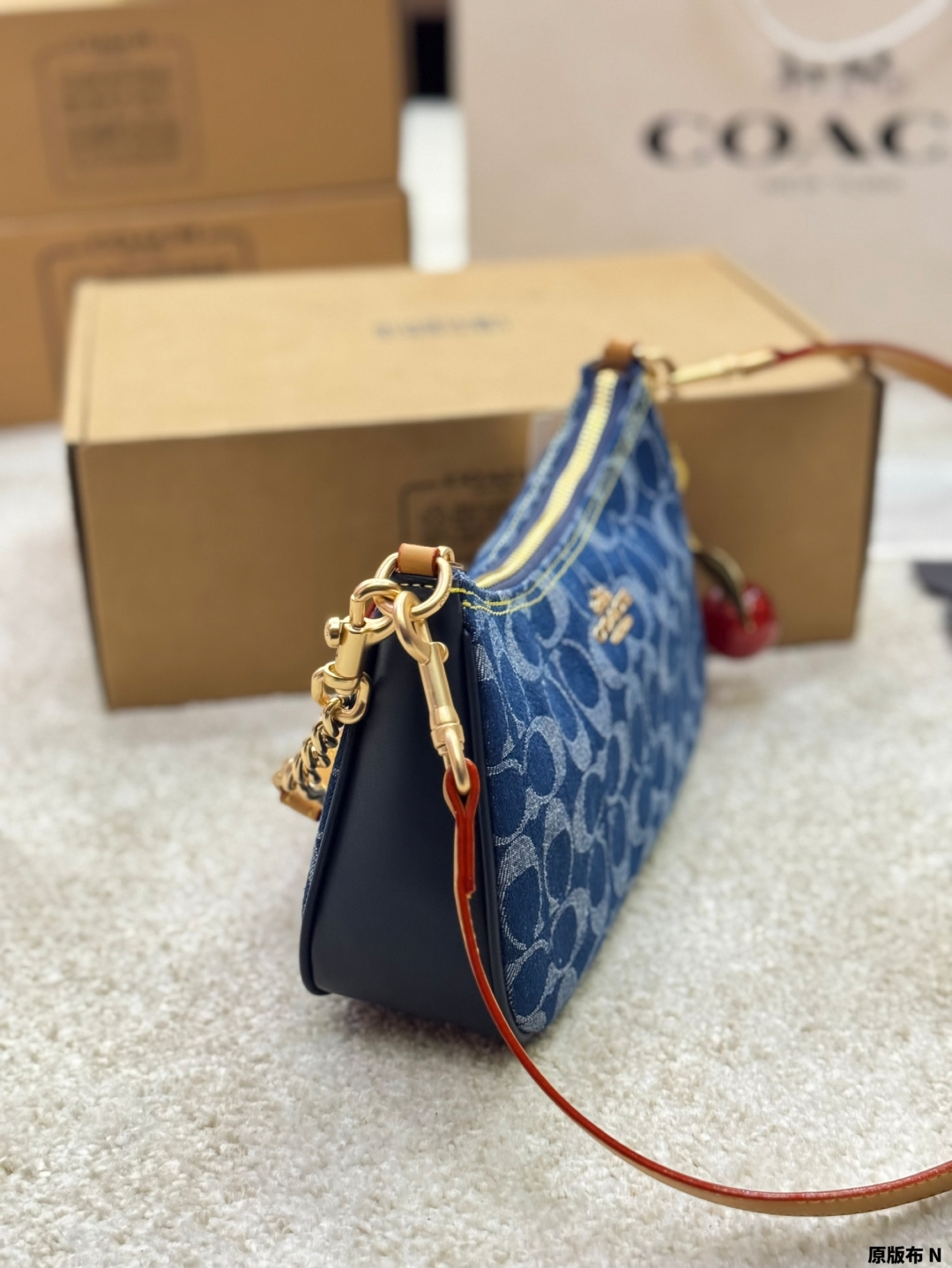 Coach's new Swinger Bag shoulder armpit bag crossbody bag crescent bag