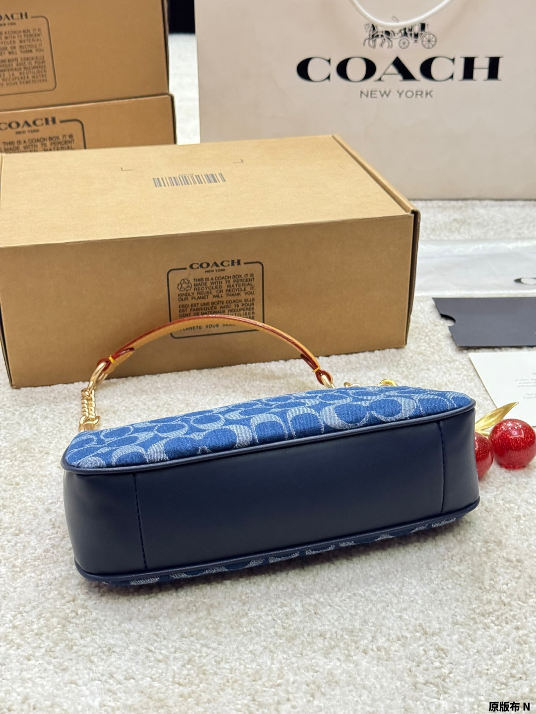 Coach's new Swinger Bag shoulder armpit bag crossbody bag crescent bag