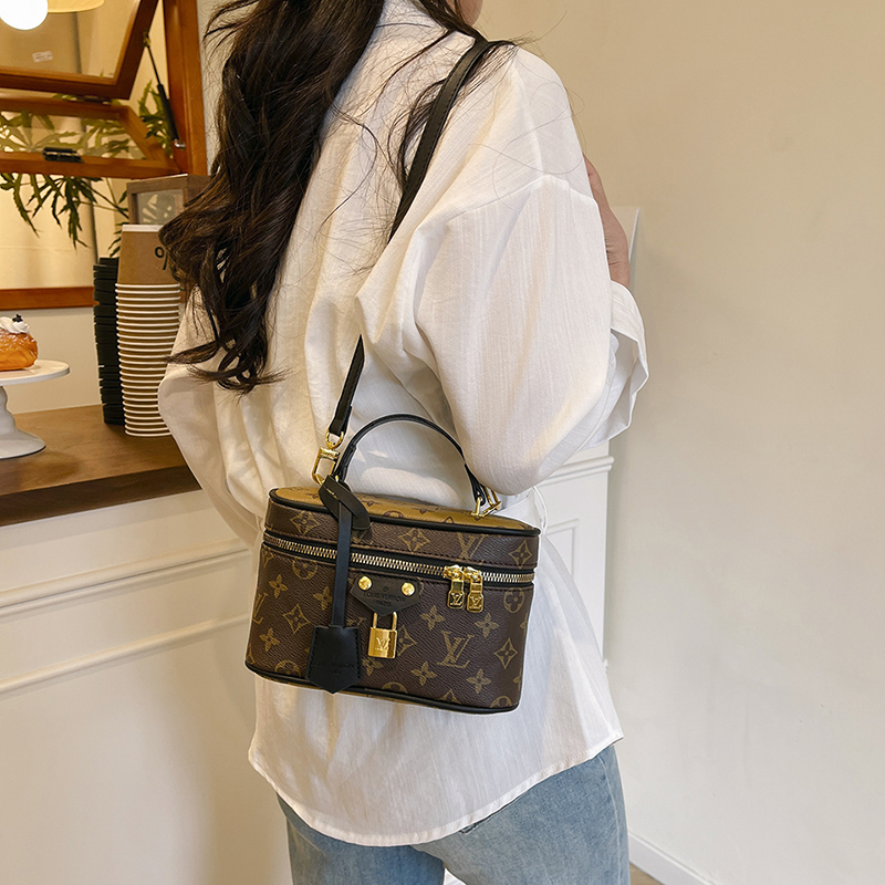 Louis Vuitton high-end portable shoulder bag box bag