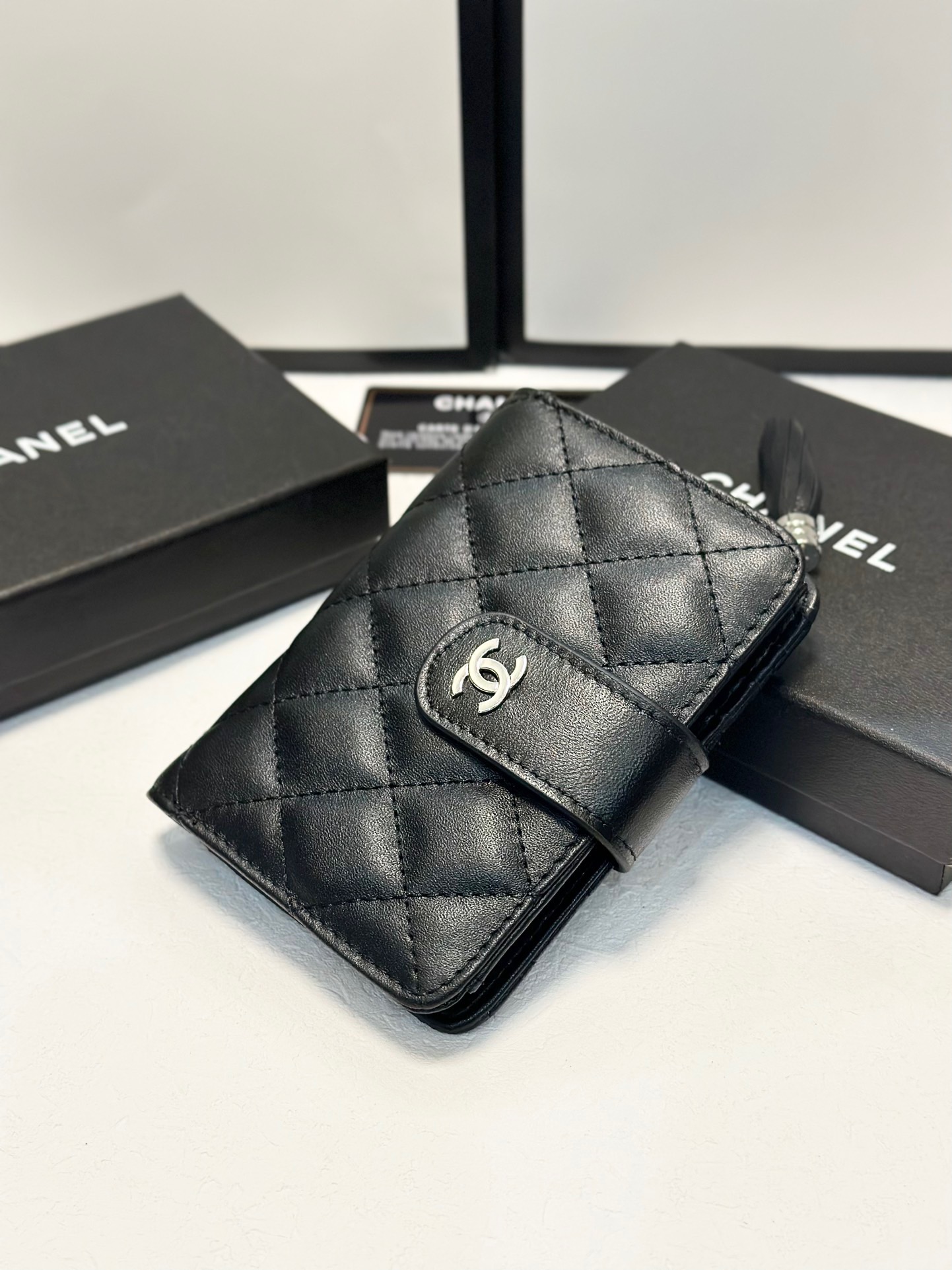 Chanel multifunctional small wallet is compact and practical