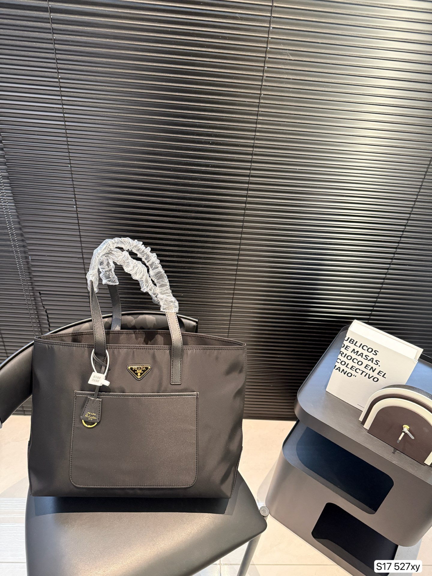 Prada shopping bag tote bag is simple and elegant