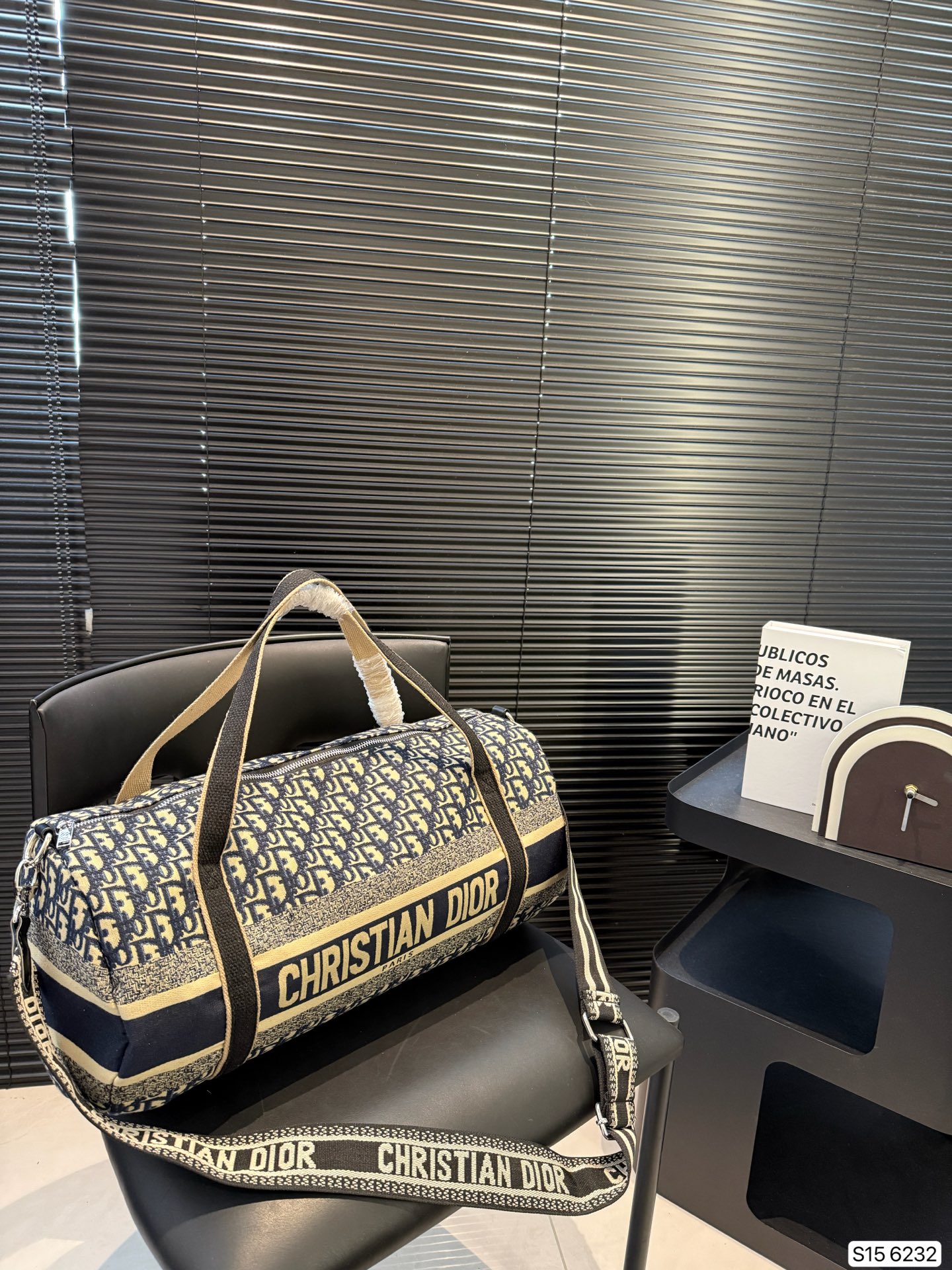 Dior travel bag is fashionable and simple