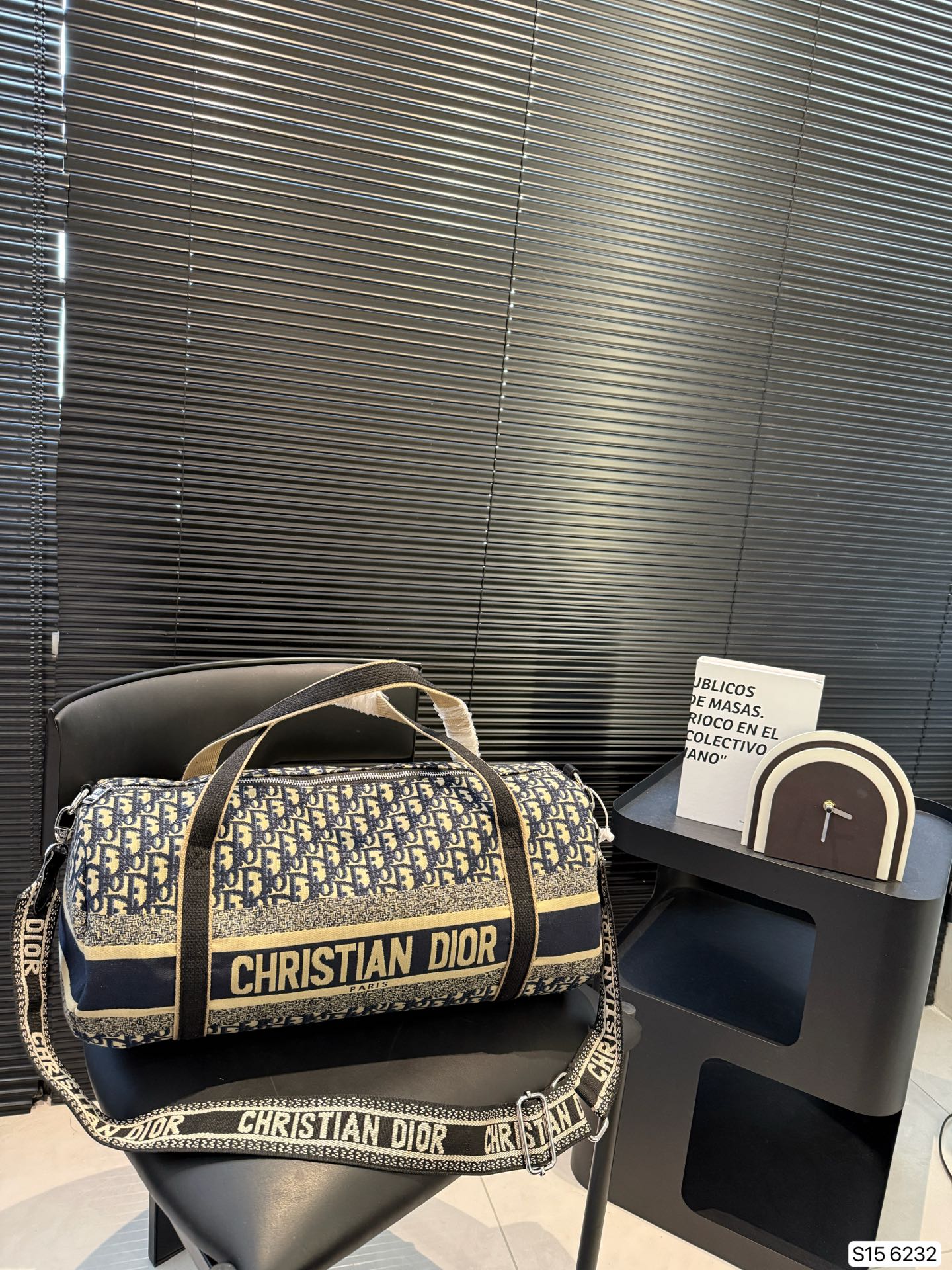 Dior travel bag is fashionable and simple