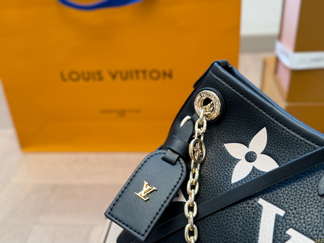 LV new shopping bag is fashionable and elegant