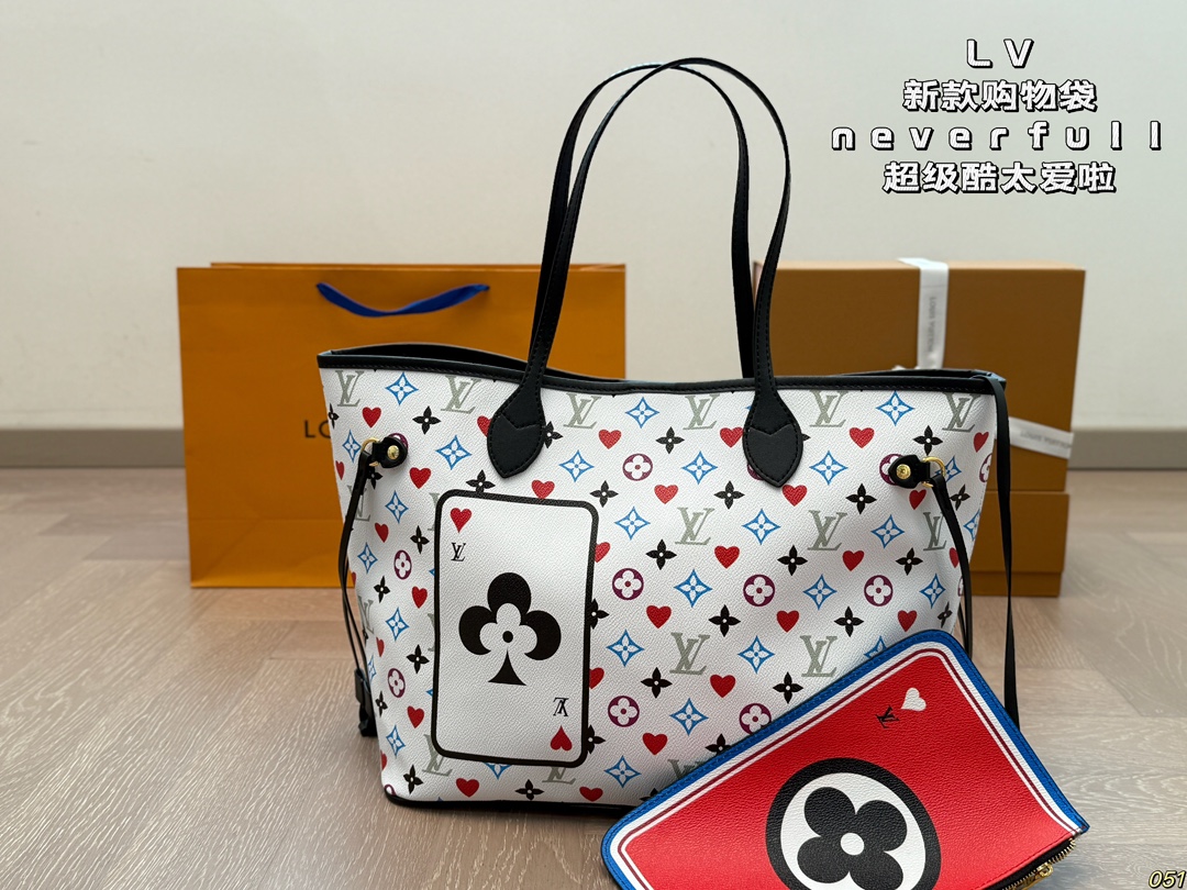 LV’s new shopping bag is simple and stylish