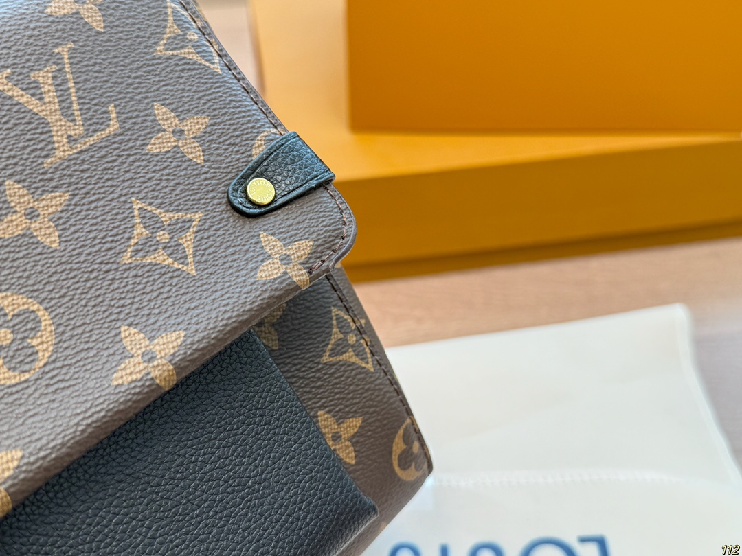 LV victoire series chain bag