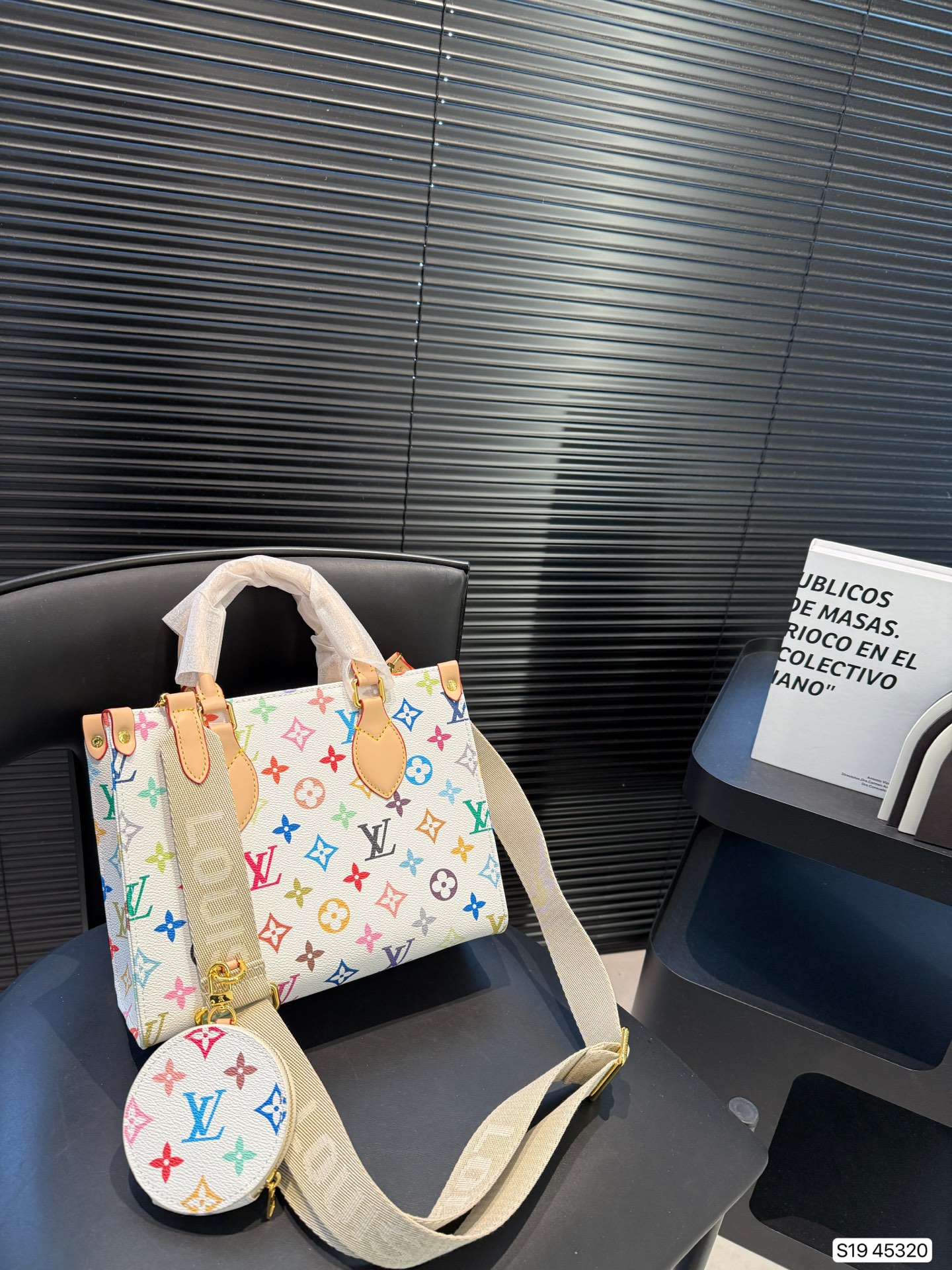 LV Onthego Tote bag is simple and neat