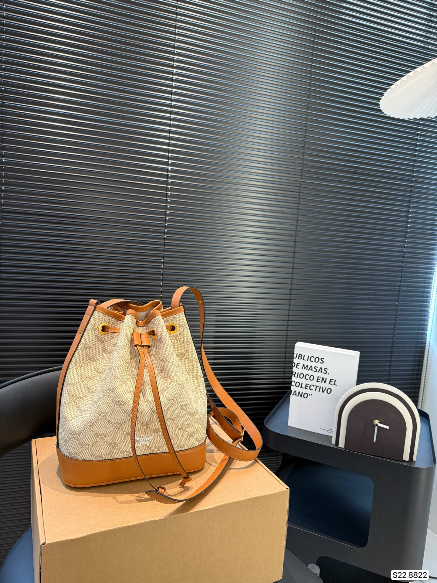 MCM bucket bag is simple and elegant