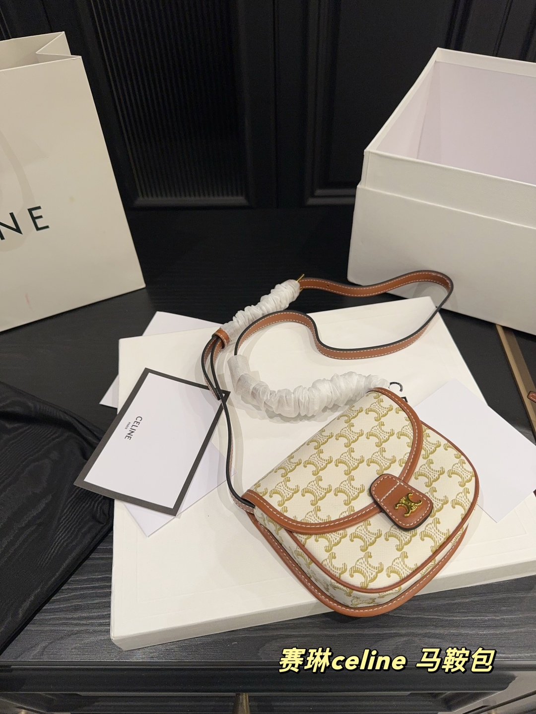 Celine saddle bag is fashionable and versatile