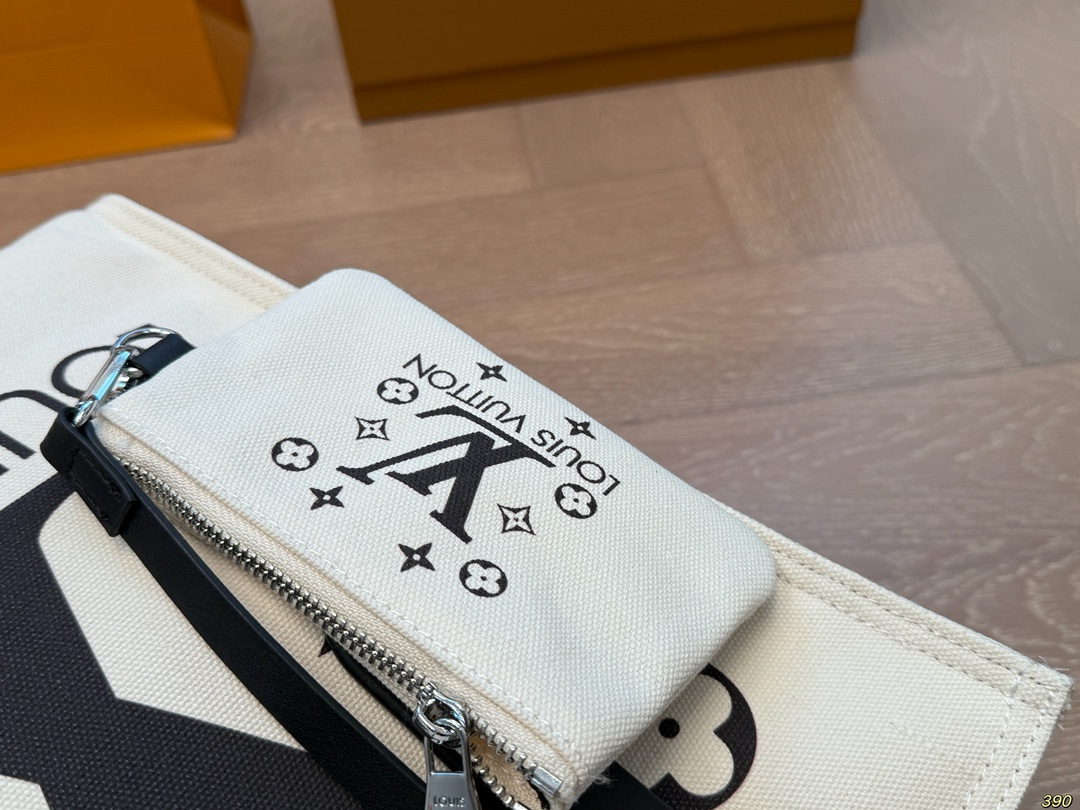LV canvas bag is fashionable and cute