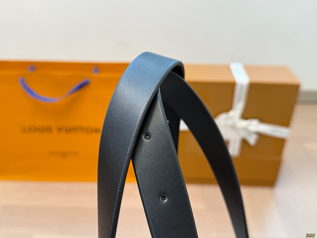 LV canvas bag is fashionable and cute