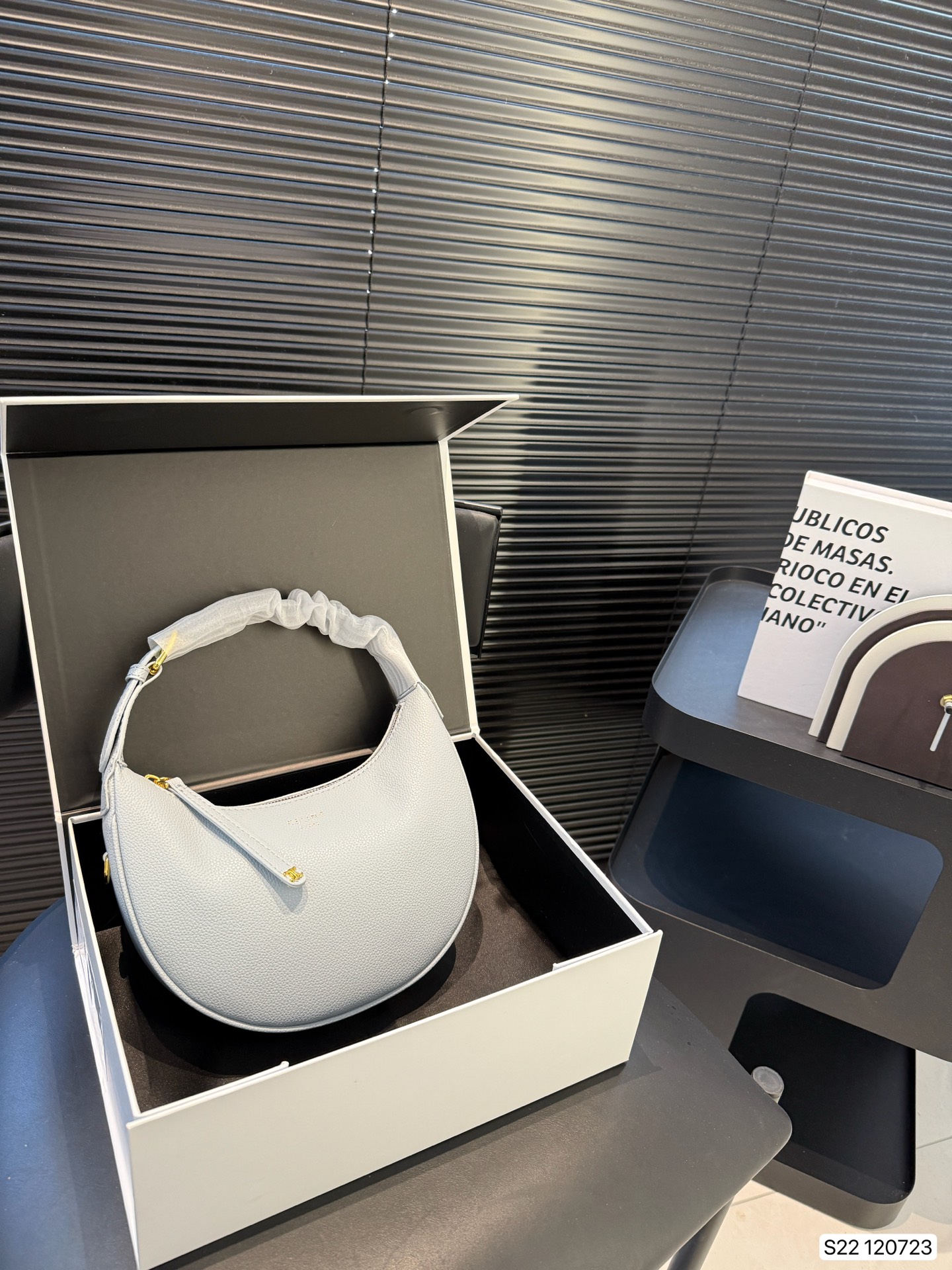 Celine's armpit bag is stylish and simple