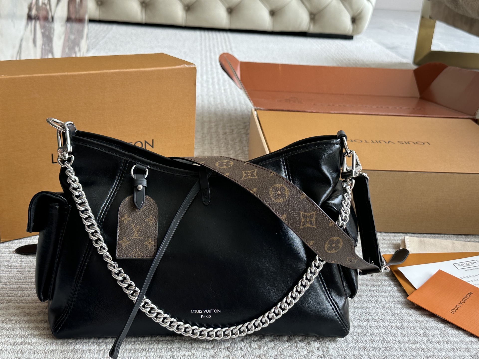 LV CARRYALLDARK Medium Handbag