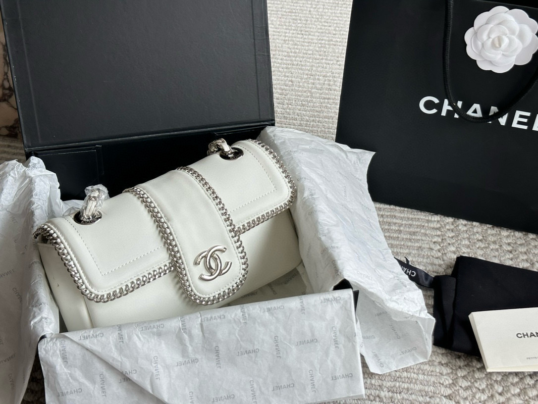 Chanel chain bag simple and elegant