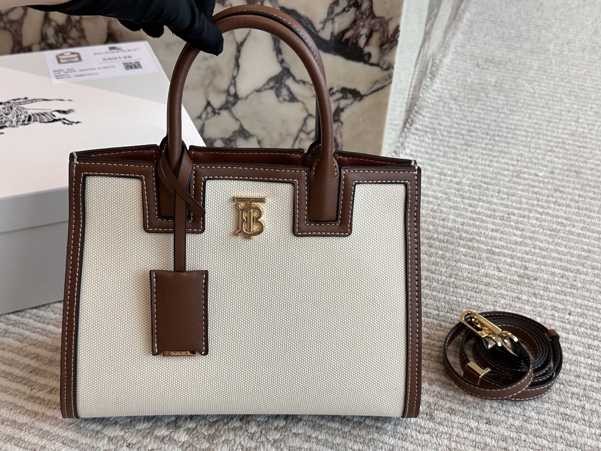 Burberry's stylish and stylish handbag