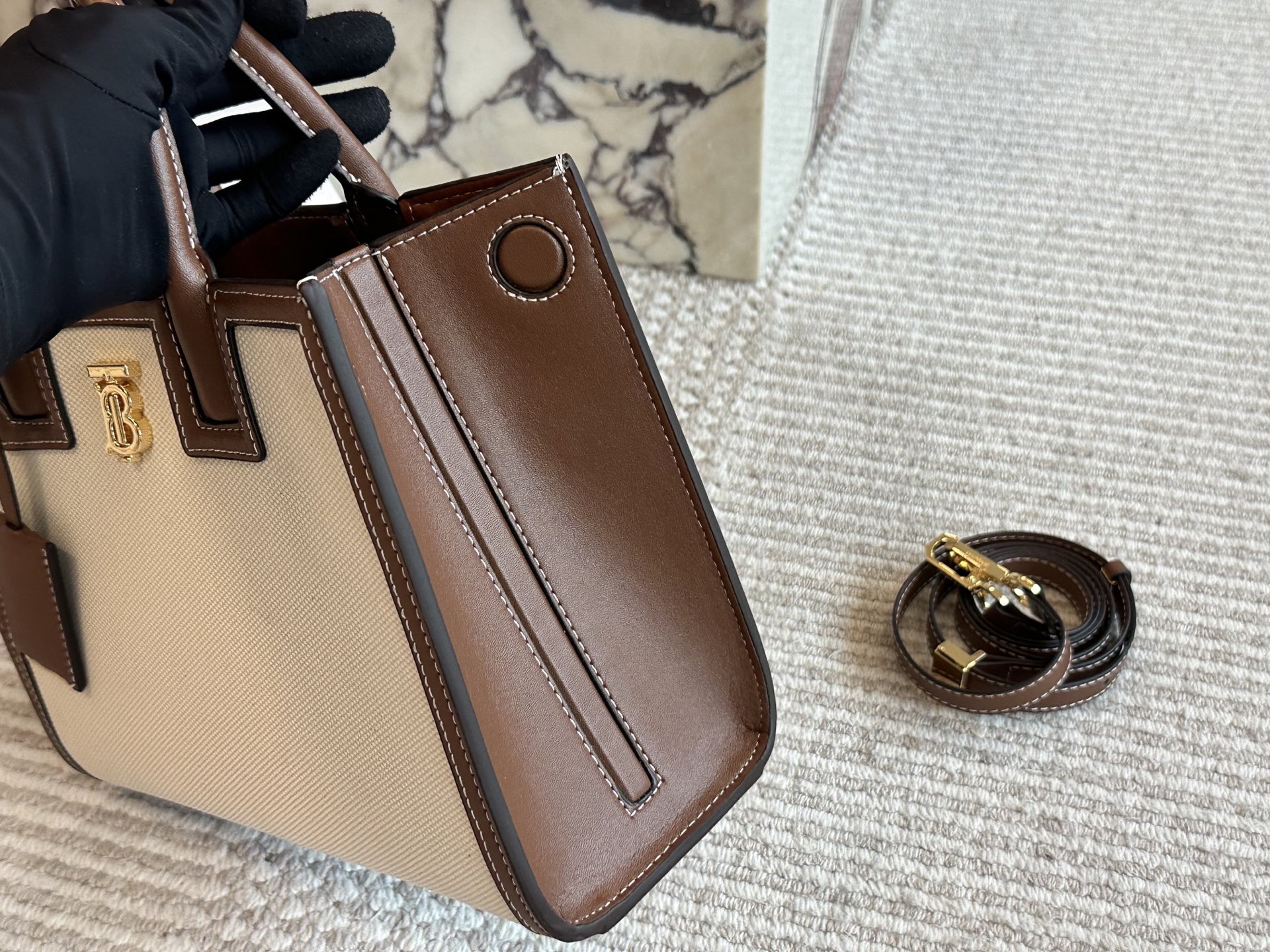 Burberry's stylish and stylish handbag