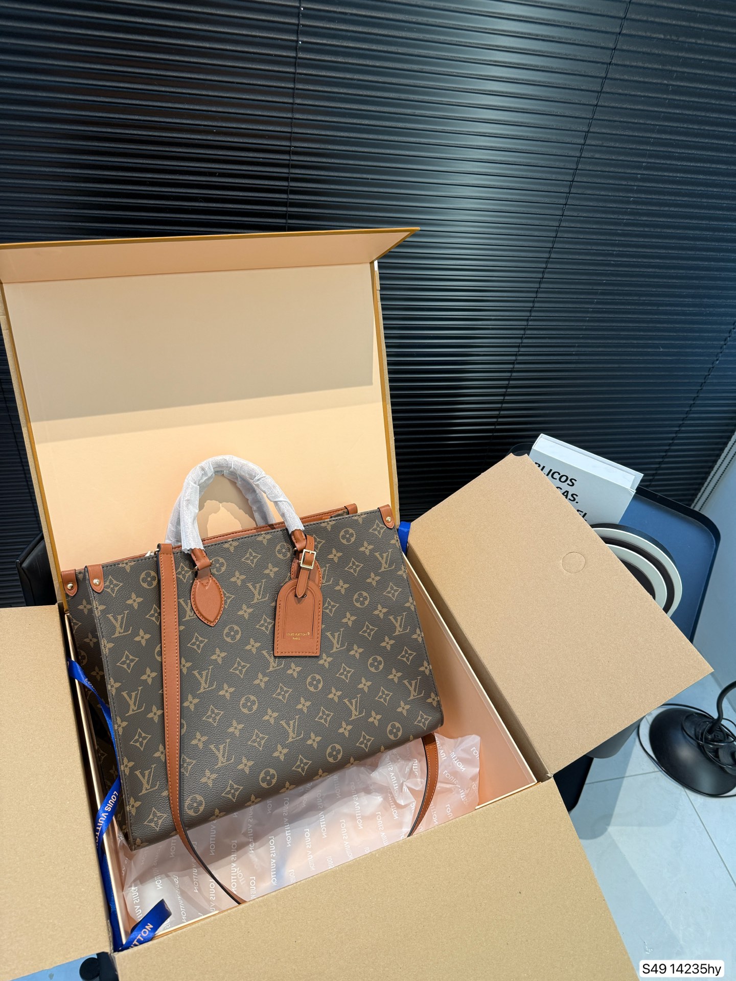 LV classic tote bag