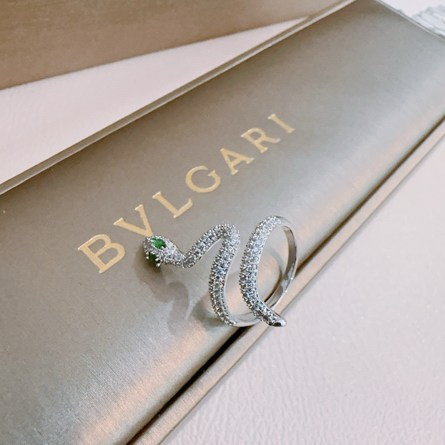 Bvlgari ring V gold material