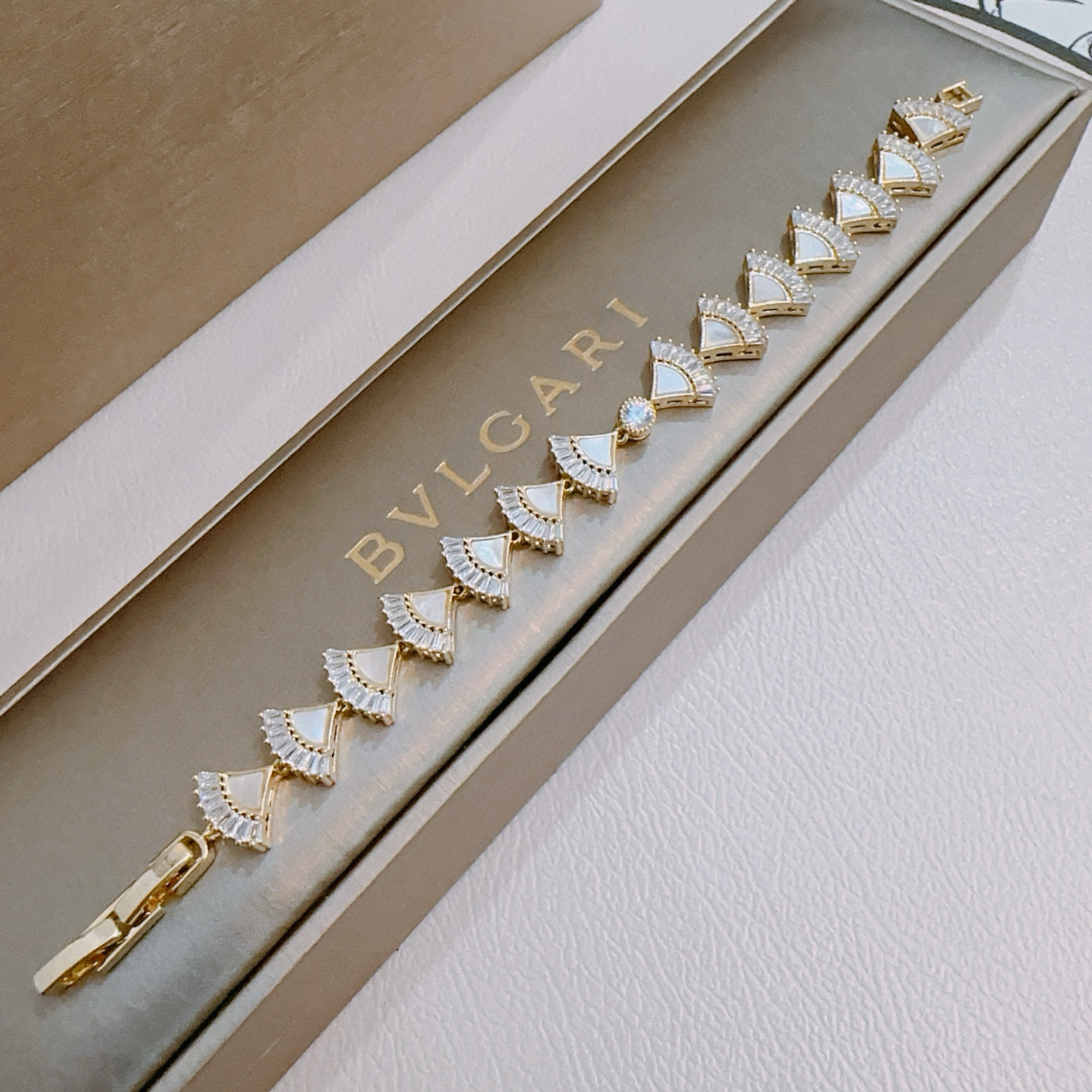 Bulgari bracelet V gold material