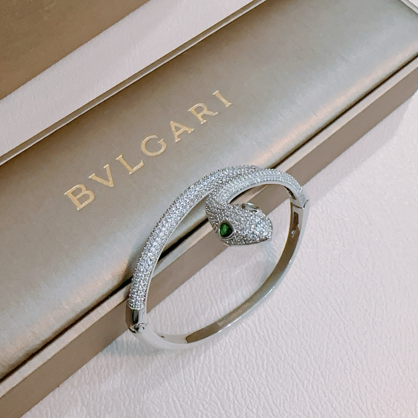 Bvlgari bracelet V gold material