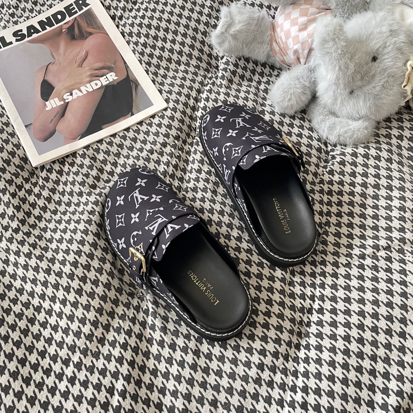 LV couple closed toe slippers