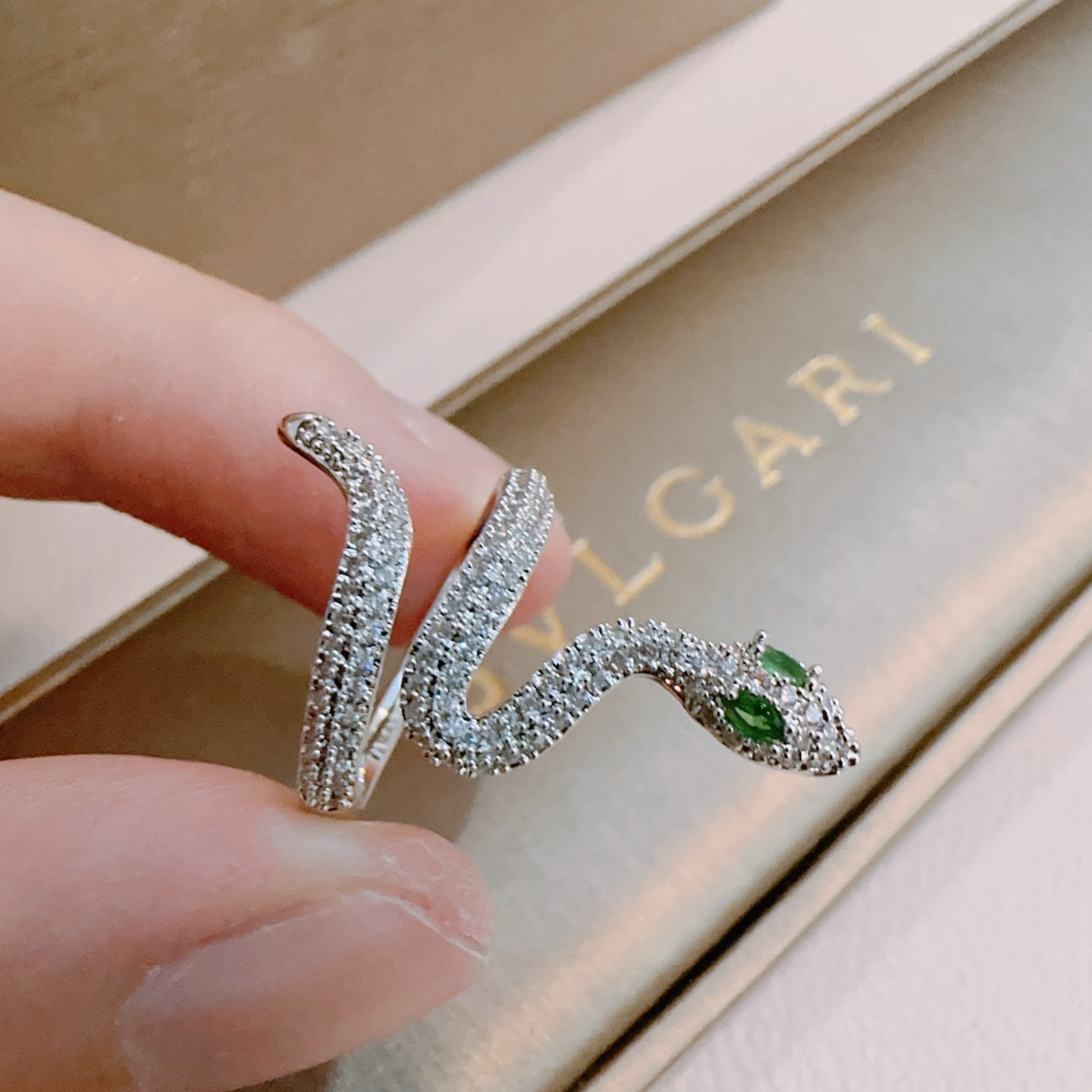 Bvlgari ring V gold material