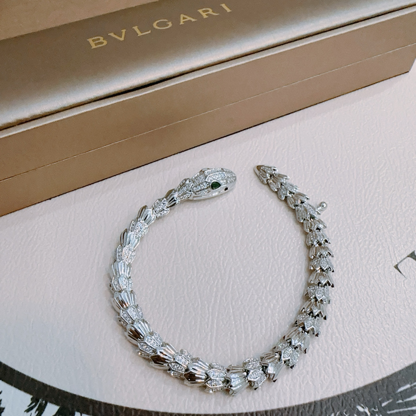 Bulgari bracelet V gold material