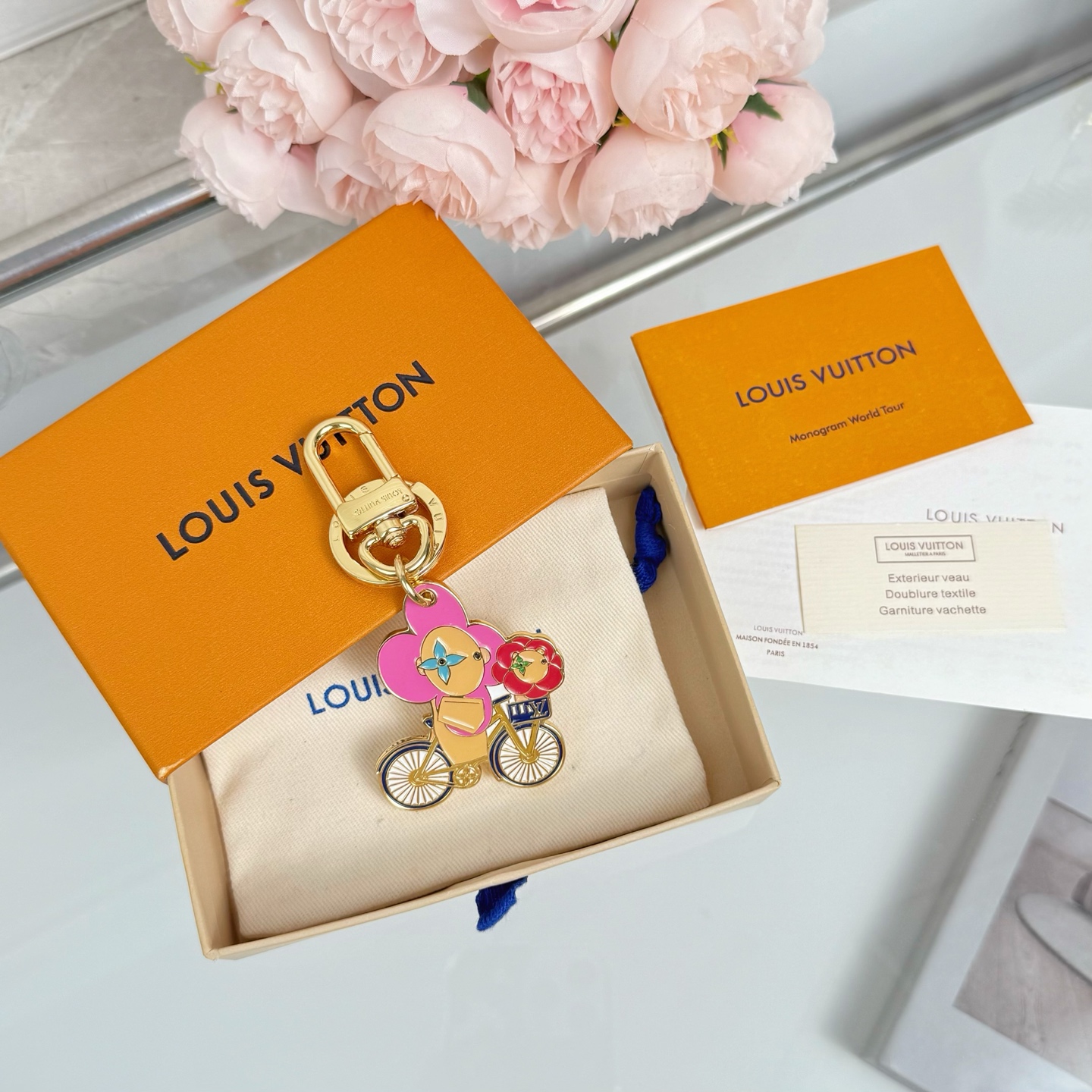 VIVIENNE ON THE COURT keychain