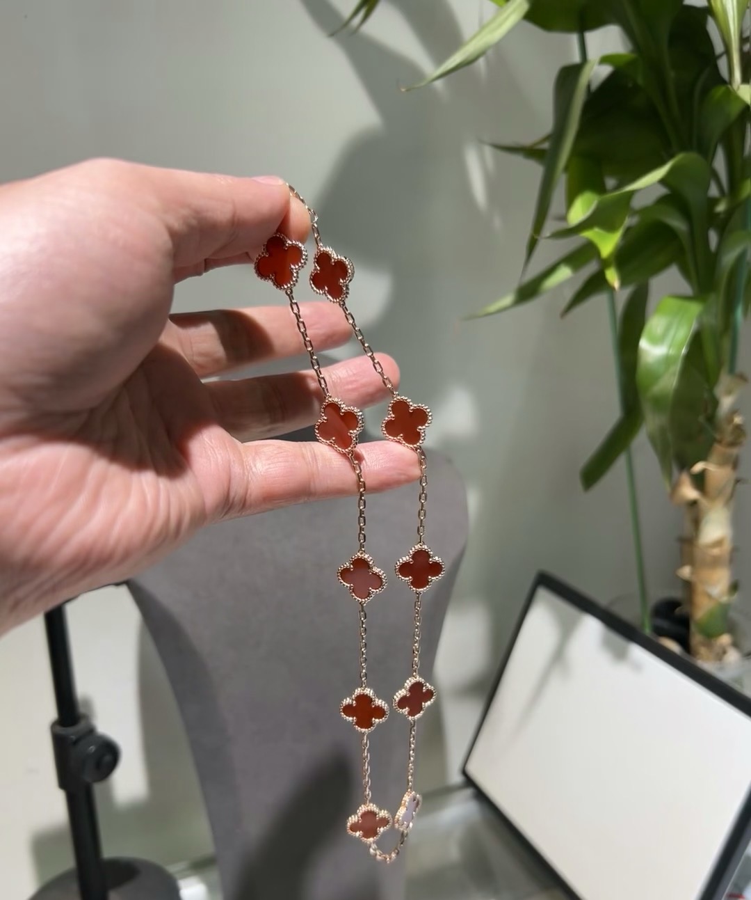 Rose gold 10 flower red agate four-leaf clover necklace