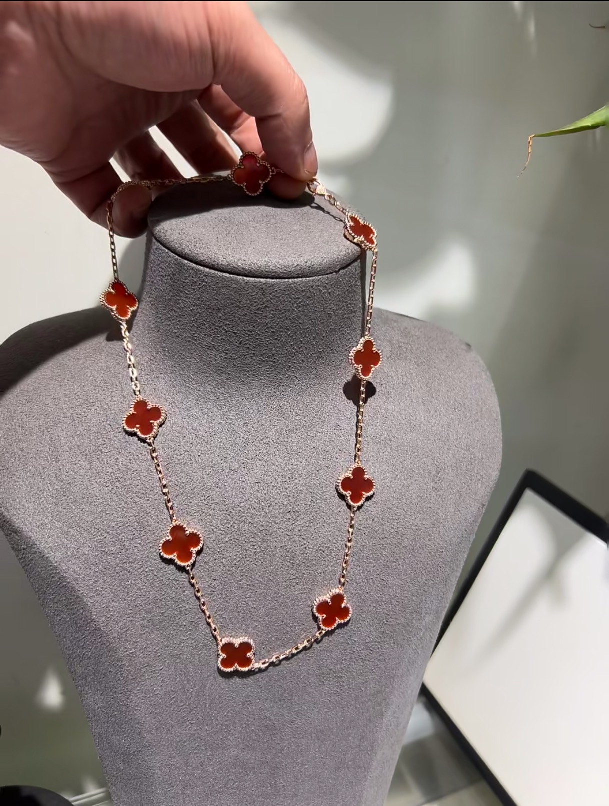 Rose gold 10 flower red agate four-leaf clover necklace