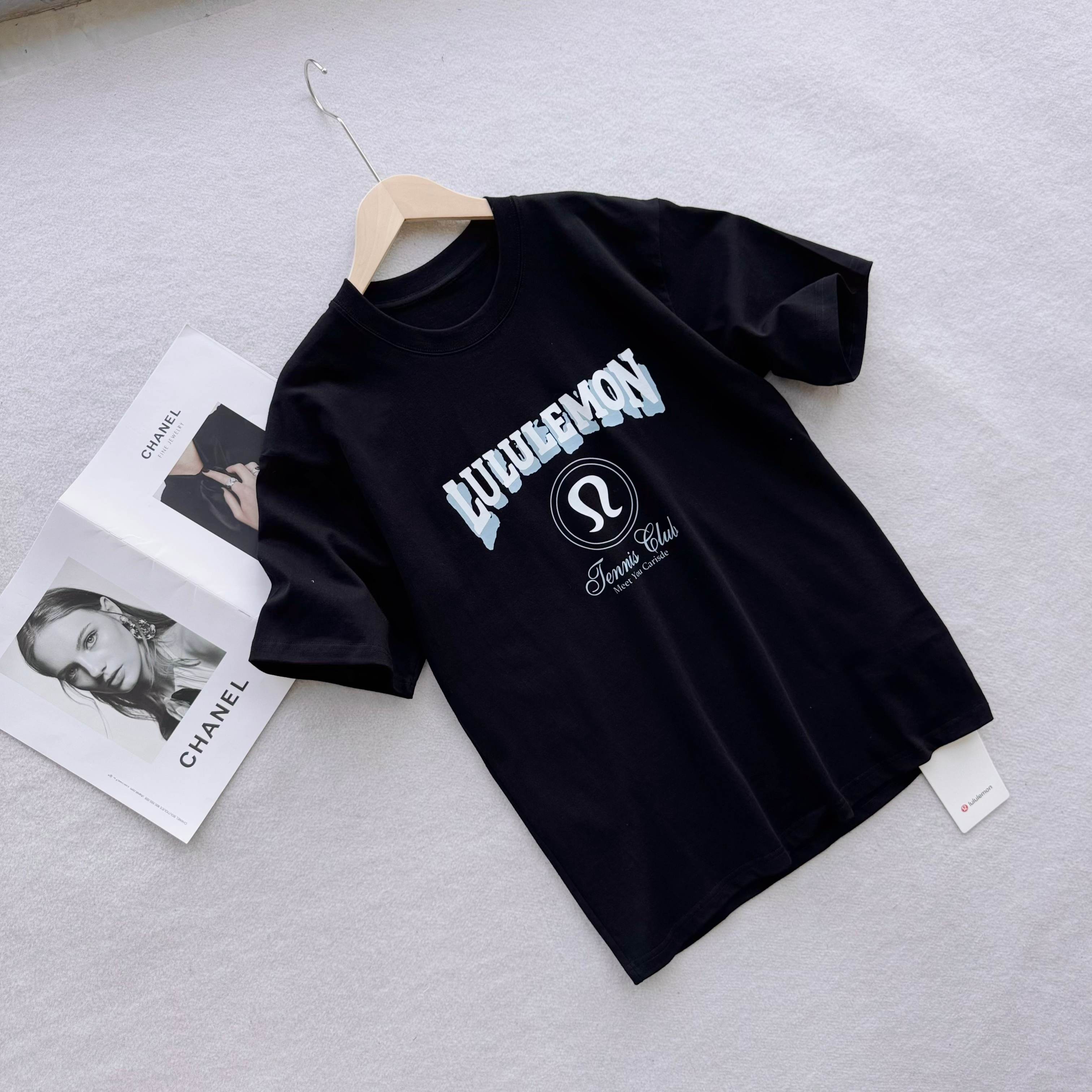 lululemon short-sleeved T-shirt