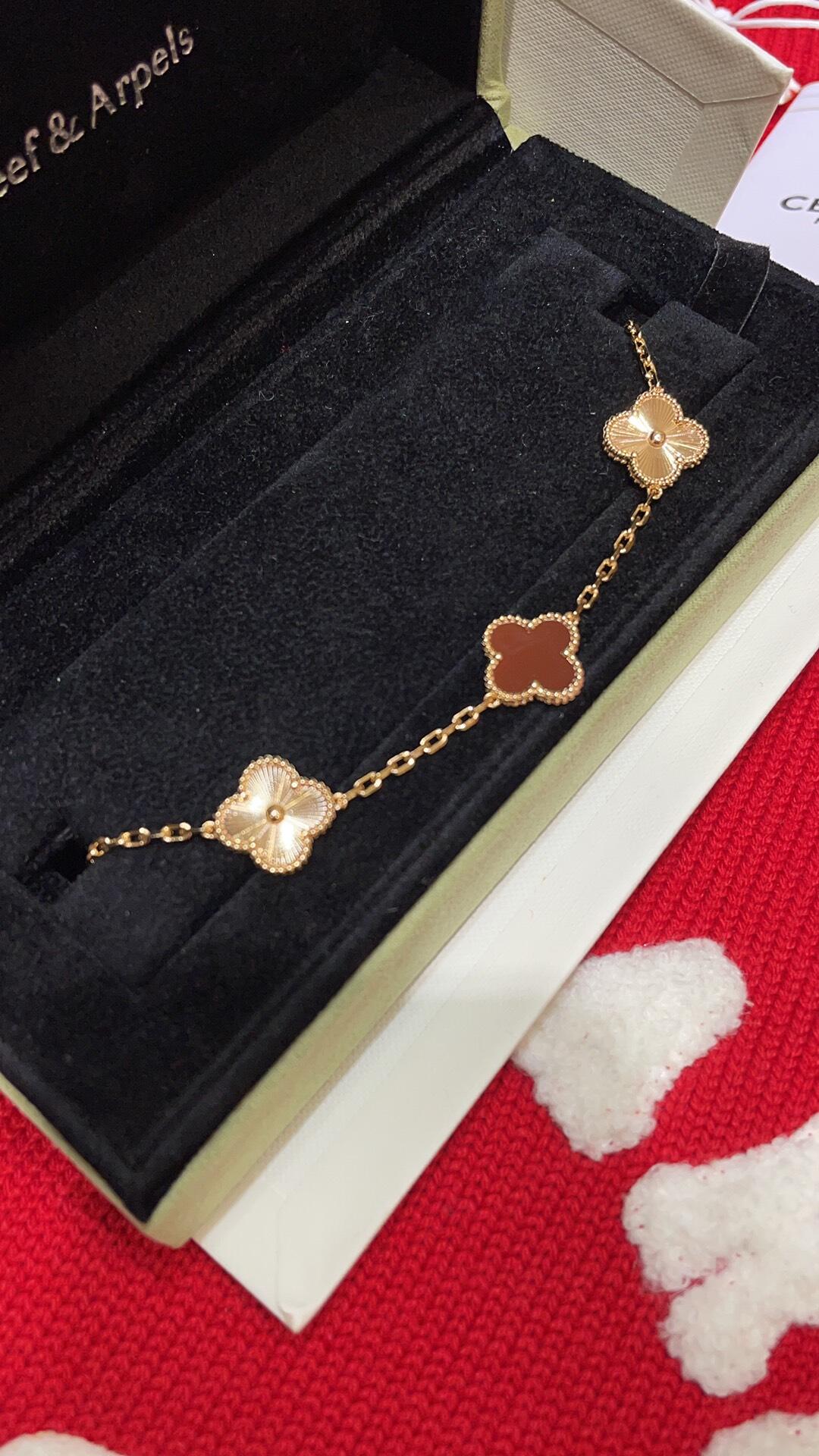 Van Cleef & Arpels rose gold carnelian carved four-leaf clover five-flower bracelet