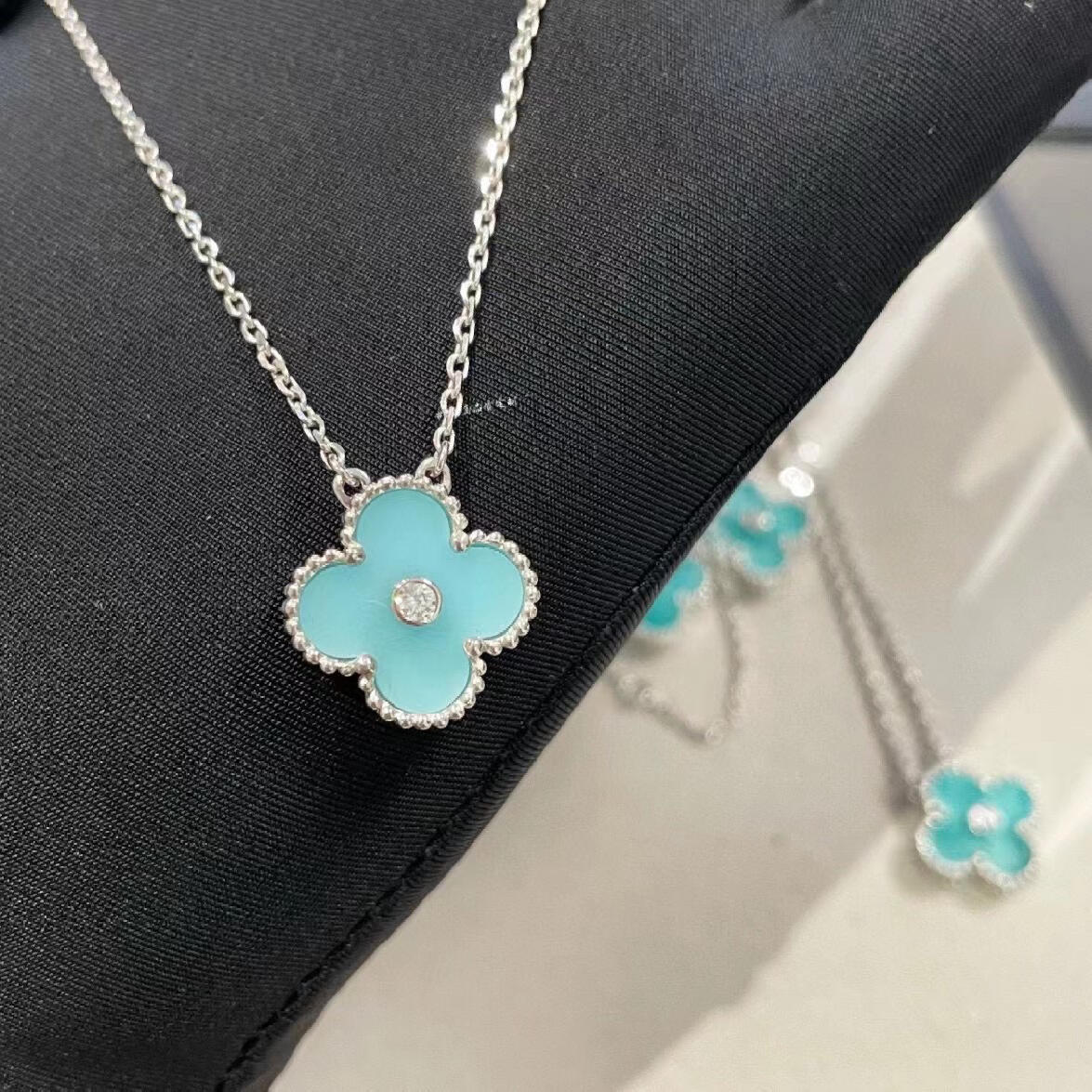 Van Cleef & Arpels white gold Christmas blue ceramic four-leaf clover single flower necklace