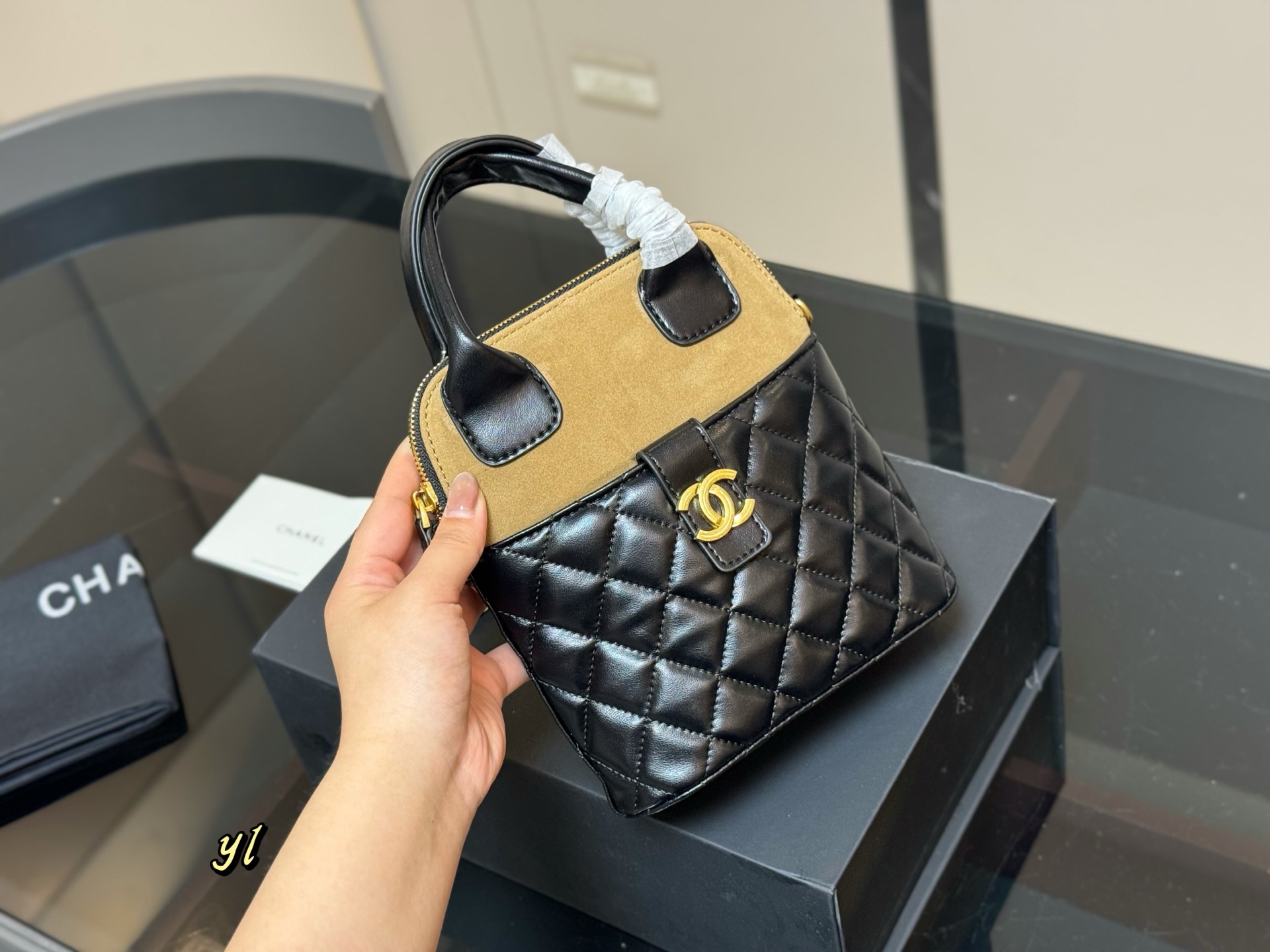 Chanel stylish and simple shell bag