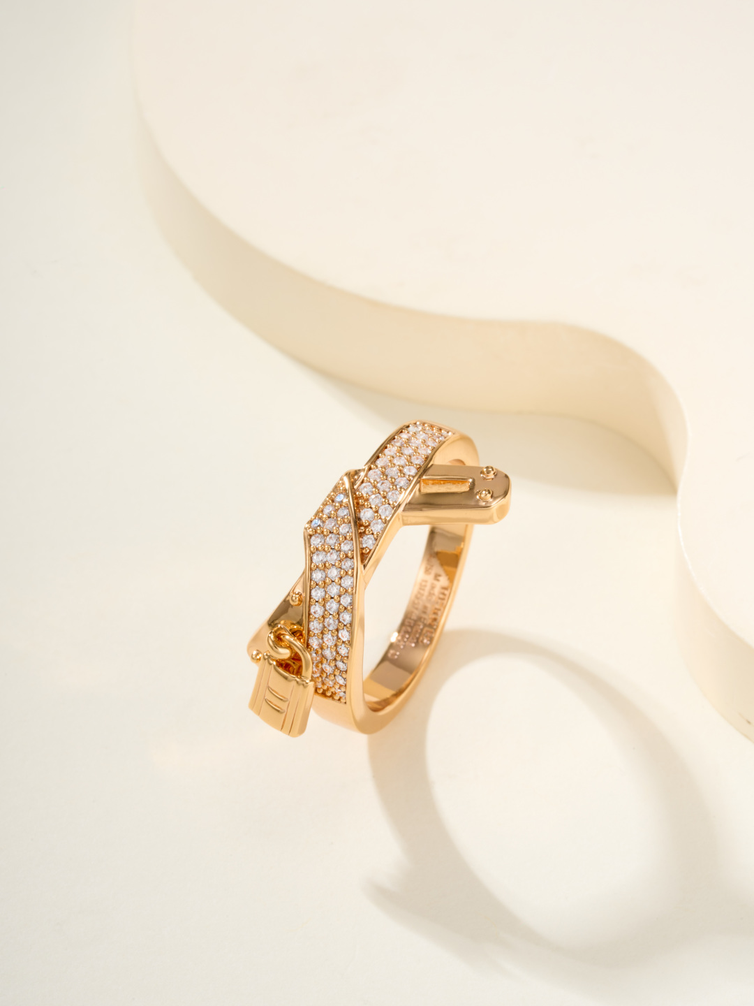 Kelly Gavroche twisted knot diamond ring