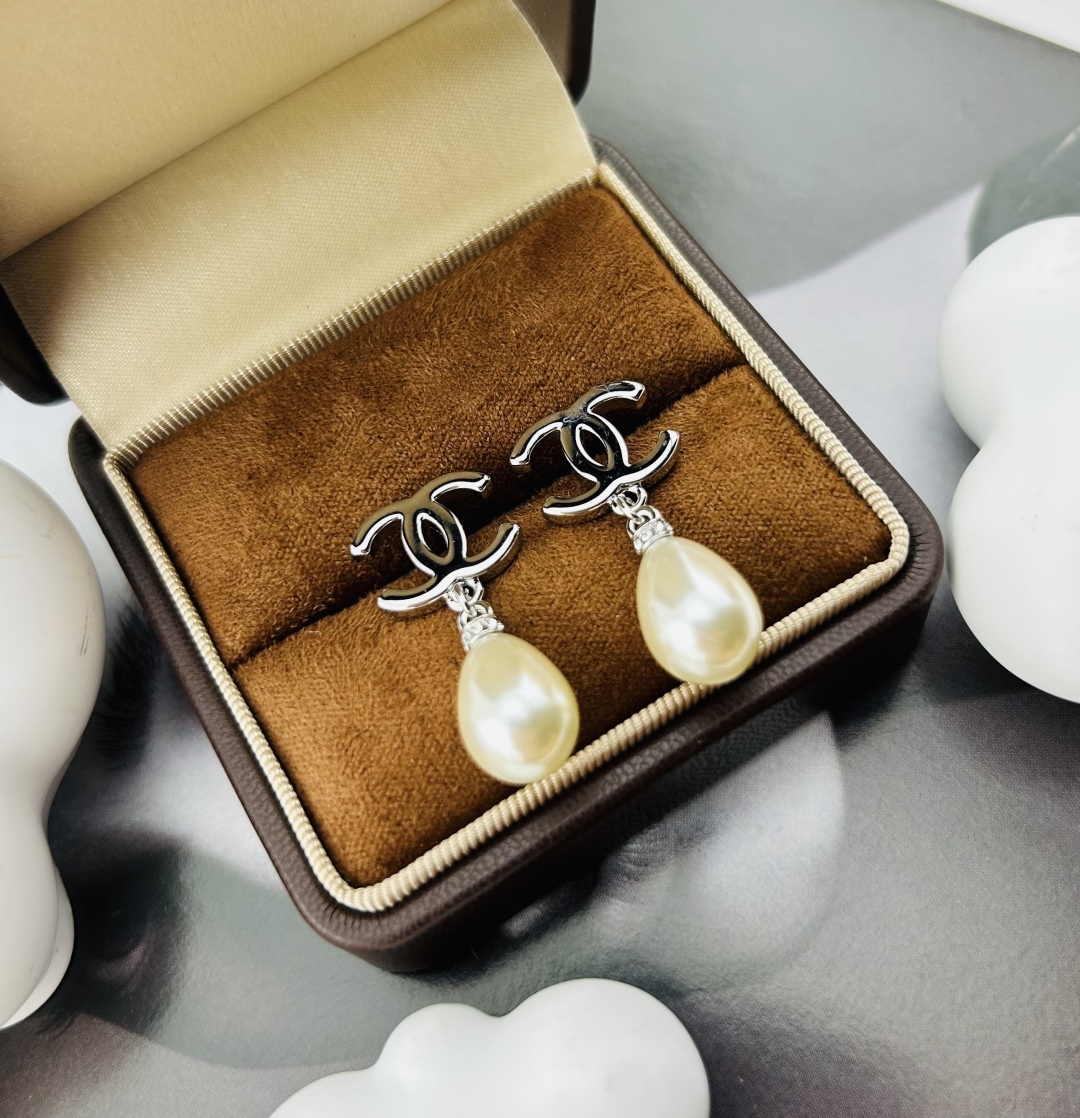 Chanel pearl earrings