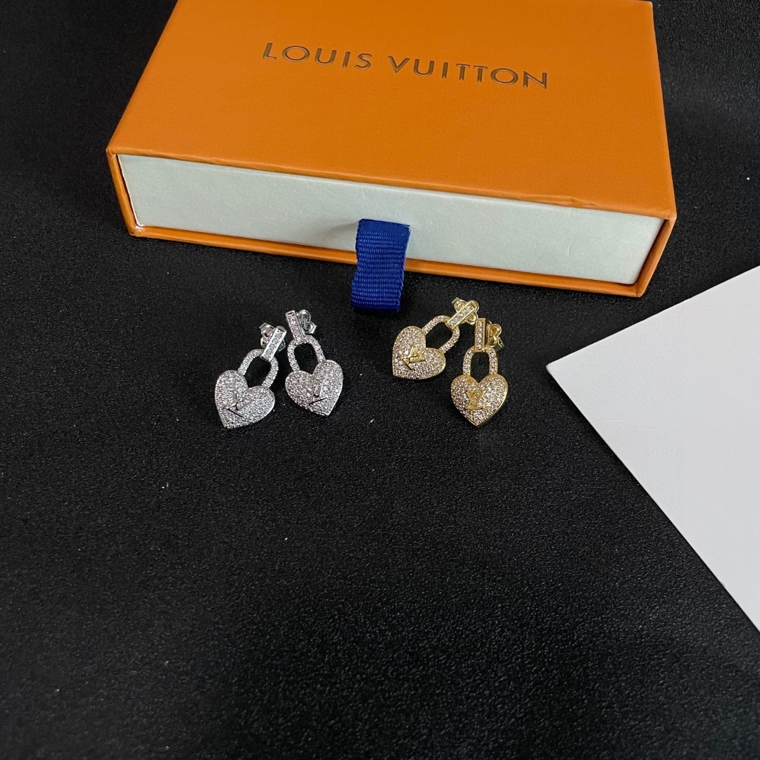 LV stud earrings are exquisite and elegant