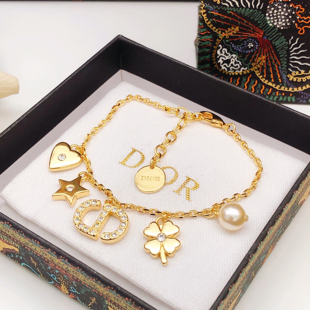Dior's new four-leaf clover heart star bracelet