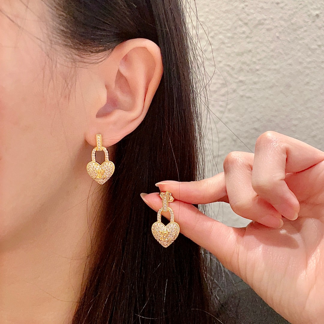 LV stud earrings are exquisite and elegant