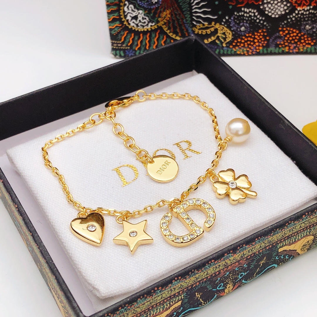 Dior's new four-leaf clover heart star bracelet