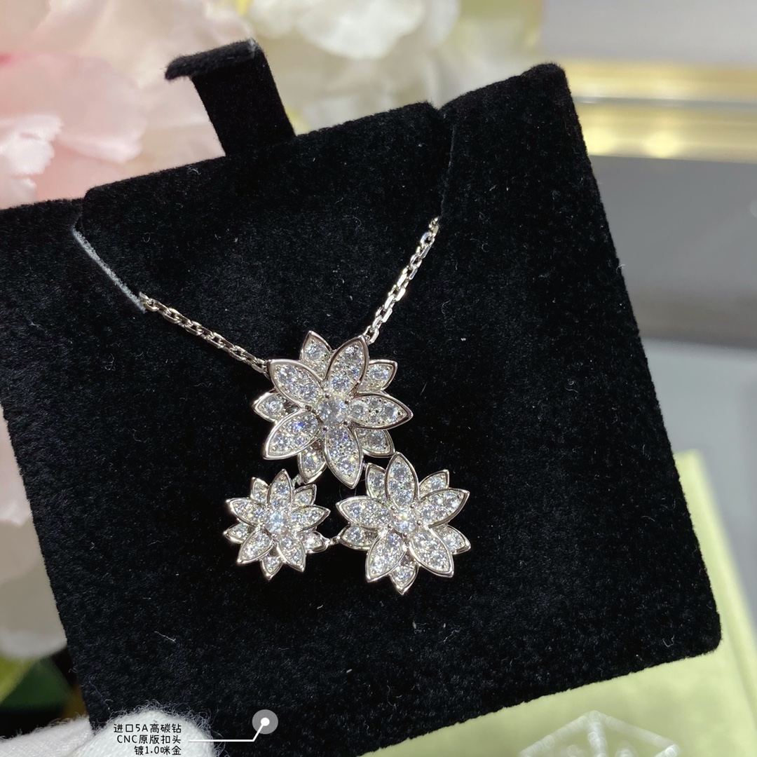 Van Cleef & Arpels Haute Couture Edition Lotus Necklace