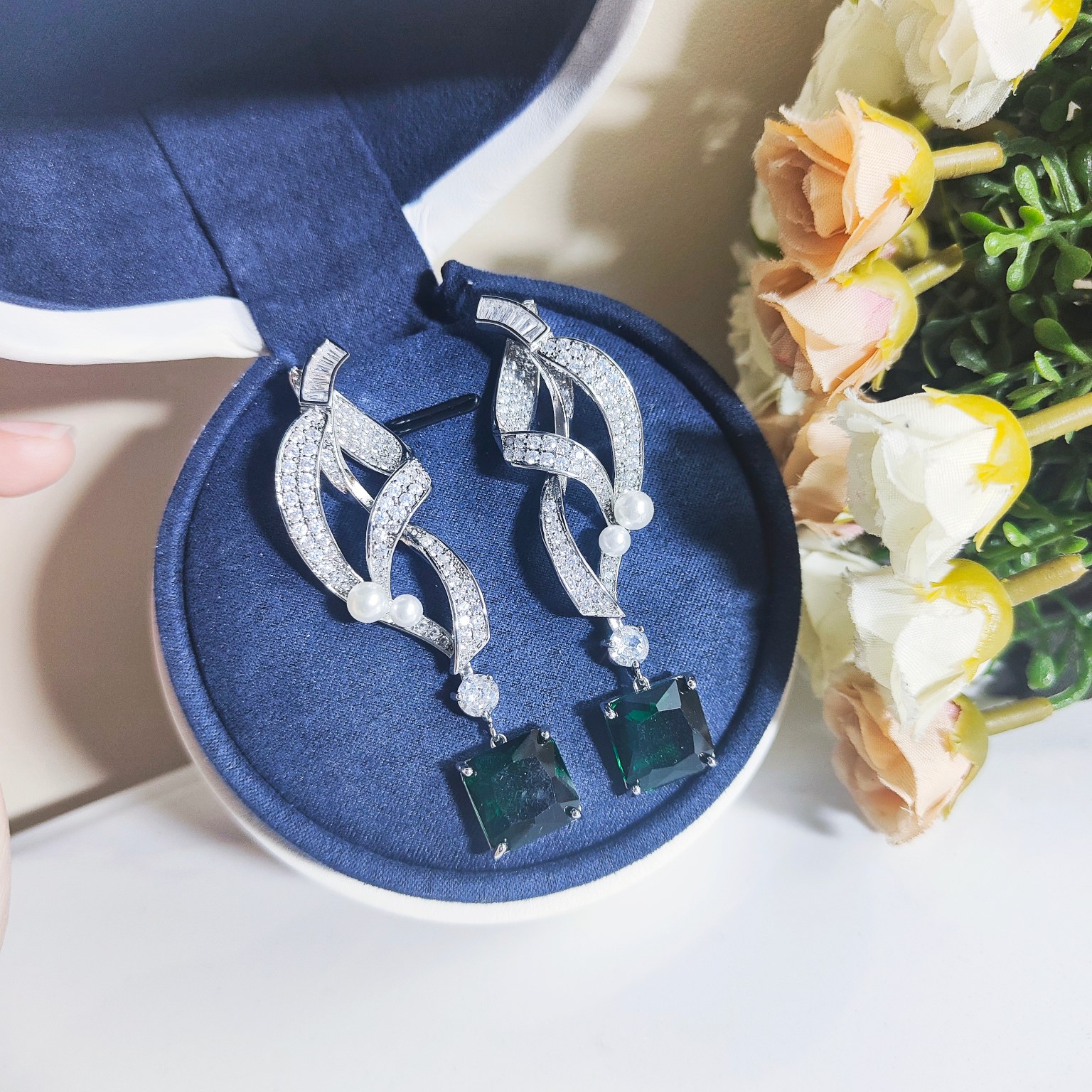 Bulgari Irregular Bow Pearl Ribbon Green Agate Teardrop Earrings