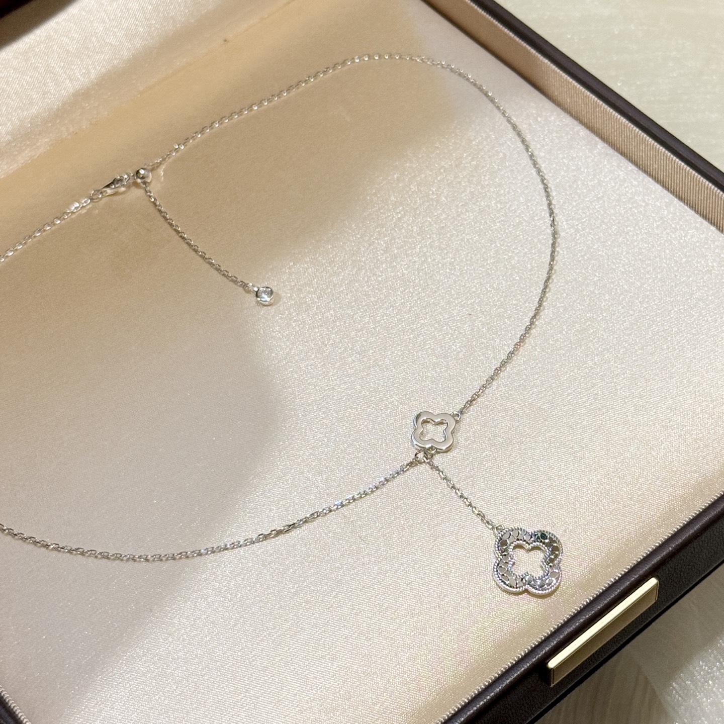 Double four-leaf clover hollow necklace