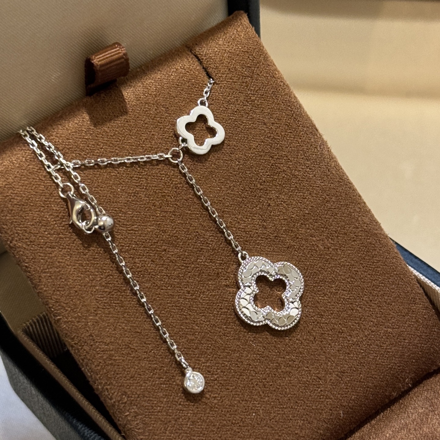 Double four-leaf clover hollow necklace