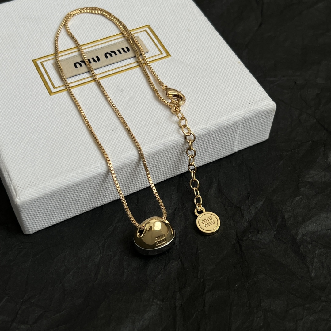 MIUMIU's exquisite and versatile necklace