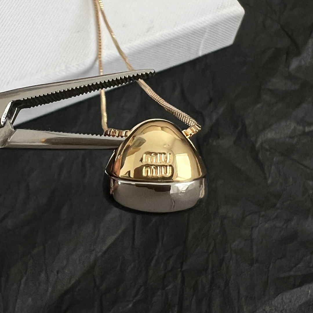 MIUMIU's exquisite and versatile necklace