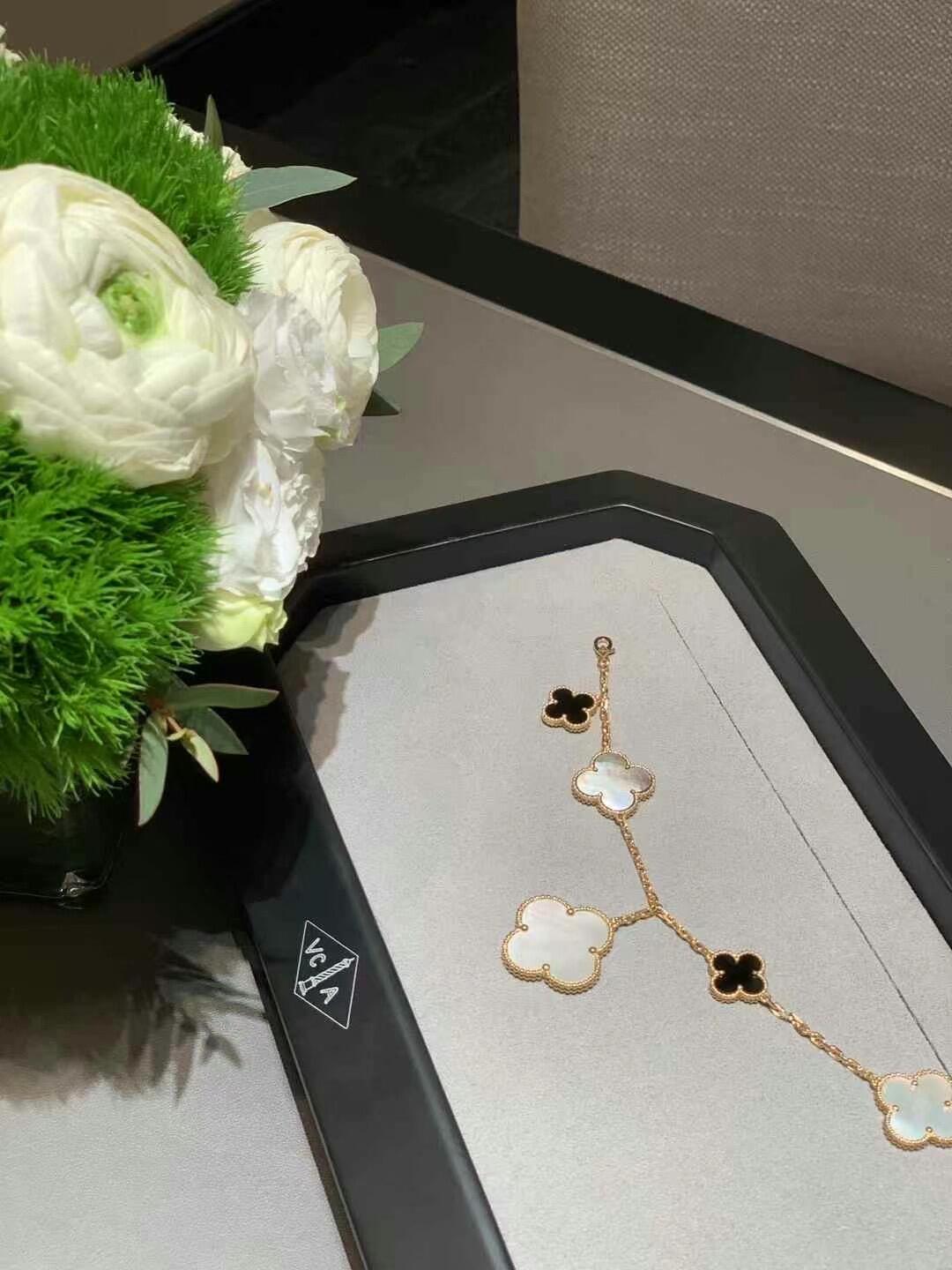 Van Cleef & Arpels irregular five-flower bracelet